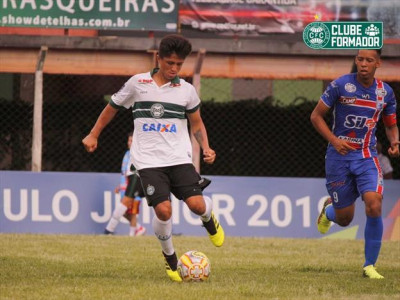 Coritiba estreia com vitória