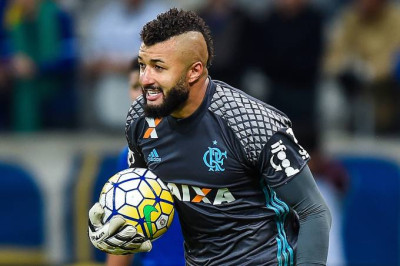 Alex Muralha acerta com o Coritiba