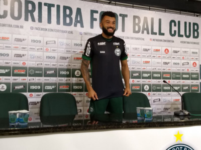 Alex Muralha é apresentado pelo Coritiba