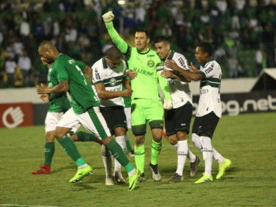 Coritiba vence o Guarani