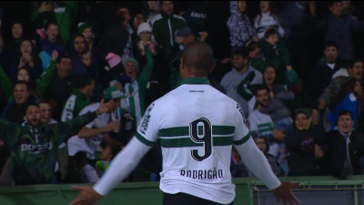 Coxa vence de virada