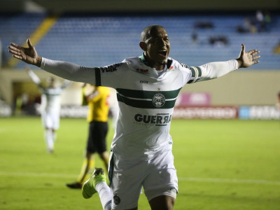Coritiba vence o Oeste