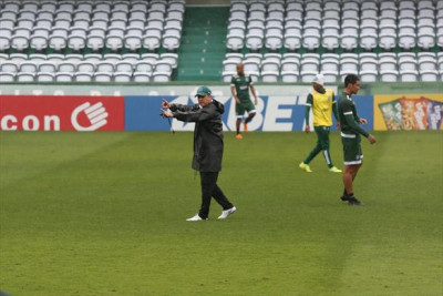 Com desfalques, Jorginho quebra a cabeça para definir o Coritiba