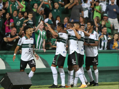 Coritiba vence na estreia do campeonato paranaense