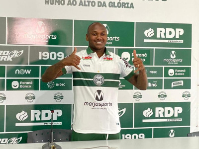 Sassá é apresentado no Coritiba