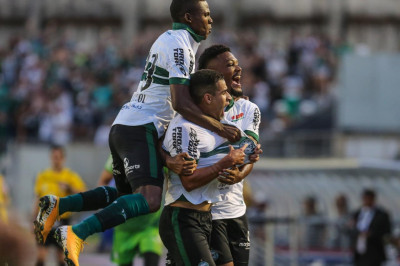 Coritiba vence o Paraná na Vila Capanema