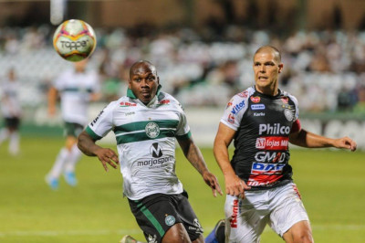 Coritiba empata com o Operário