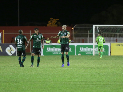 Com um futebol sofrível, Coxa apenas empata em Toledo