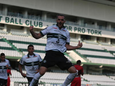 Em ritmo de treino, Coritiba goleia o Athletico por 4x0
