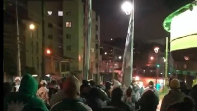 Torcida faz protesto em frente ao Couto Pereira