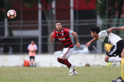 Coxa perto de anunciar volante do Flamengo