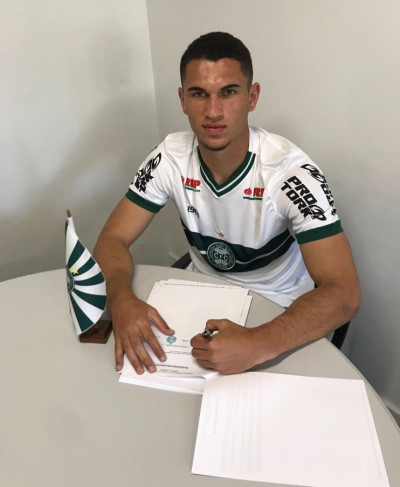 Jovem promessa assina novo contrato com o Coritiba
