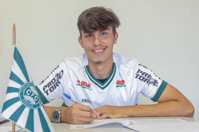 Biel renova seu contrato com o Coritiba