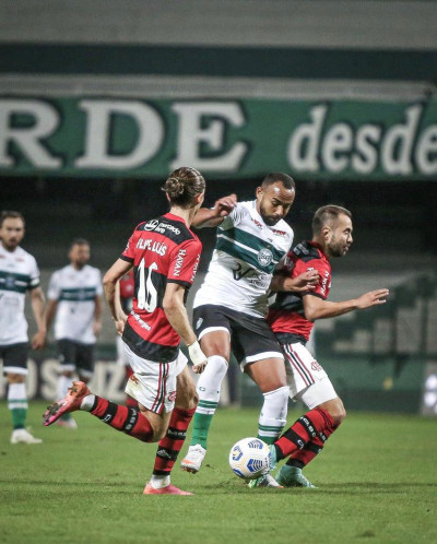Coxa perde para o Flamengo no Couto Pereira