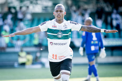 Coritiba encaminha renovação com Igor Paixão