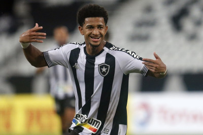 Coritiba negocia com atacante Warley