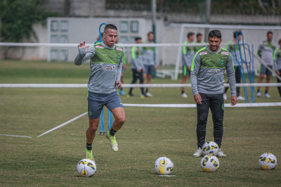 Coritiba viaja com novidades para Florianópolis