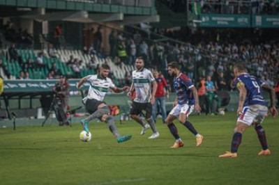 Coritiba vence na raça