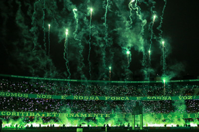 Torcida dá show, mas Coritiba, mais uma vez, perde no Brasileirão