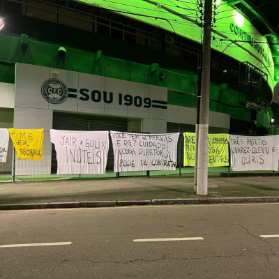Faixas de protesto no Couto