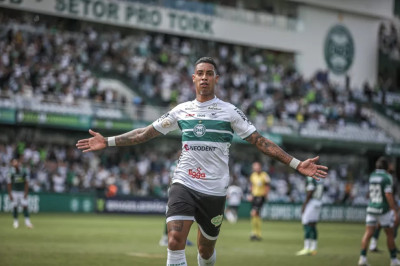 Coritiba encaminha renovação com Alef Manga