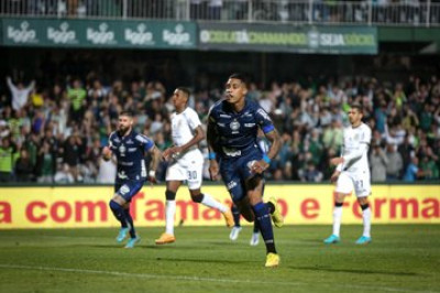 Em jogão no Alto da Glória, Coritiba empata com o Corinthians