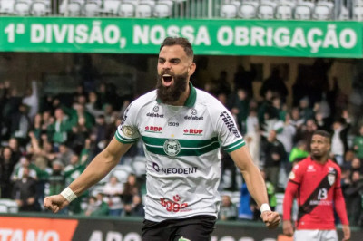 Chancellor é mais um jogador que renova com o Coritiba
