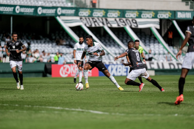 Com gol no final, Coritiba vence o Aruko na estreia