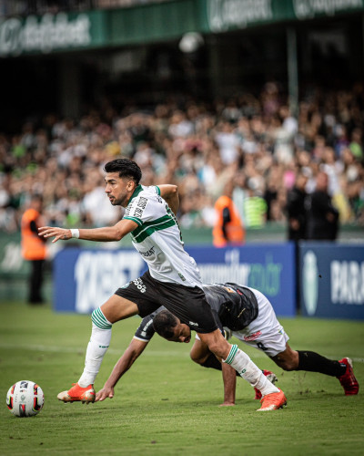 Marcelino Moreno pode pintar no time titular