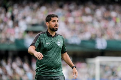 Antônio Oliveira testa jogadores e formações táticas nos dois primeiros jogos