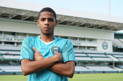 Negociação com o Norwich não foi concluída e Thalisson permanece no Coritiba