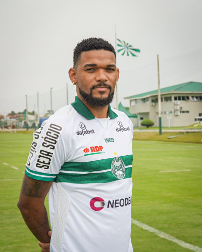 Coritiba apresenta o zagueiro Bruno Viana