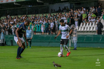Coxa vence de virada em noite chuvosa no Couto