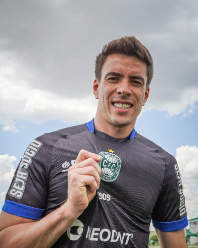 Coritiba apresenta o goleiro Luan Polli