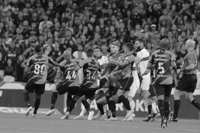 Jogadores do Coritiba são punidos pela confusão no clássico
