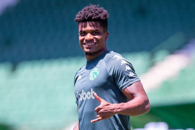 Coritiba acerta com o lateral-esquerdo Jamerson