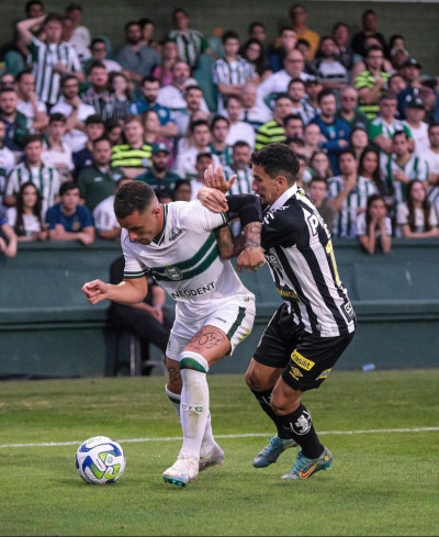 Sem força ofensiva, Coritiba não sai do zero contra o Santos