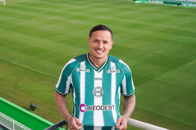 Coritiba apresenta o atacante Edu