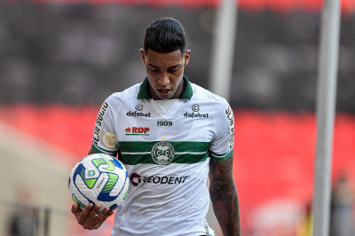 Coxa tem a possibilidade de ir com esquema diferente para jogo contra o Cruzeiro
