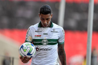 Alef Manga é emprestado para time do Chipre