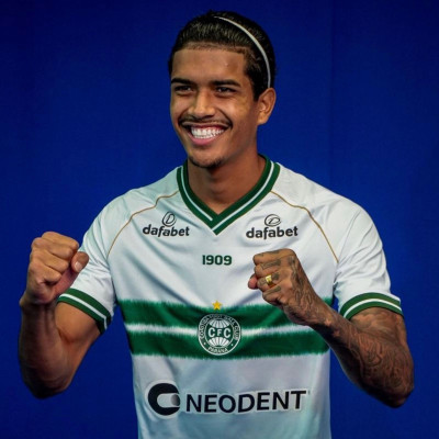 Coritiba apresenta Lucas Barbosa
