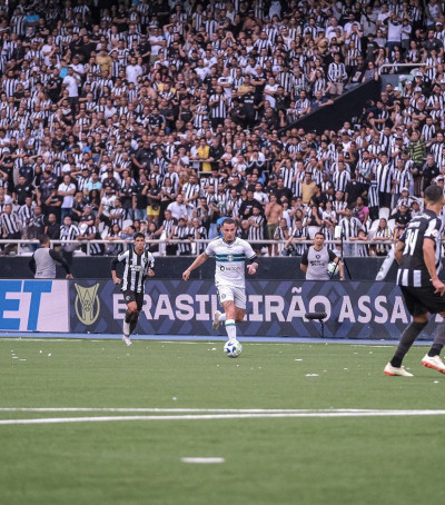 Com arbitragem ruim, Coritiba perde para o Botafogo.