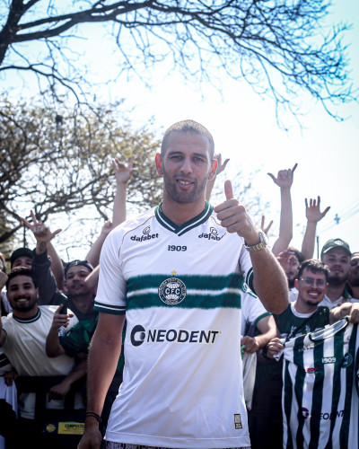 Slimani é recebido com festa pela torcida do Coritiba
