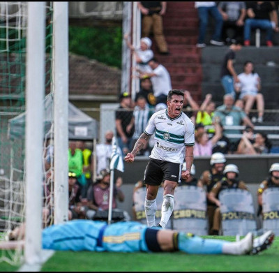 Em jogo marcado por invasão, Coritiba vence o Cruzeiro
