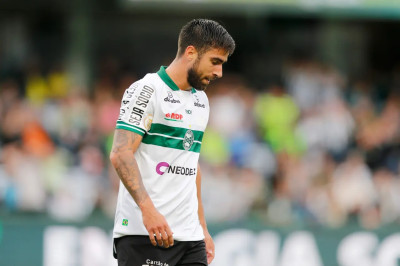 Coritiba rescinde com Rodrigo Pinho