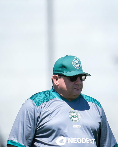 Guto Ferreira começa a montar a equipe titular para o início da temporada