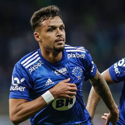 Meia do Cruzeiro próximo do Coritiba