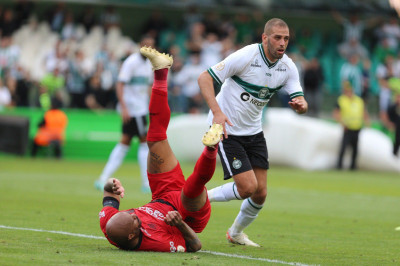 Slimani não é mais jogador do Coritiba