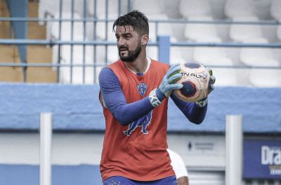 Coritiba contrata goleiro que estava no Bangu
