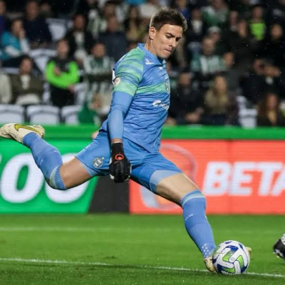 Coritiba anuncia rescisão do goleiro Luan Polli